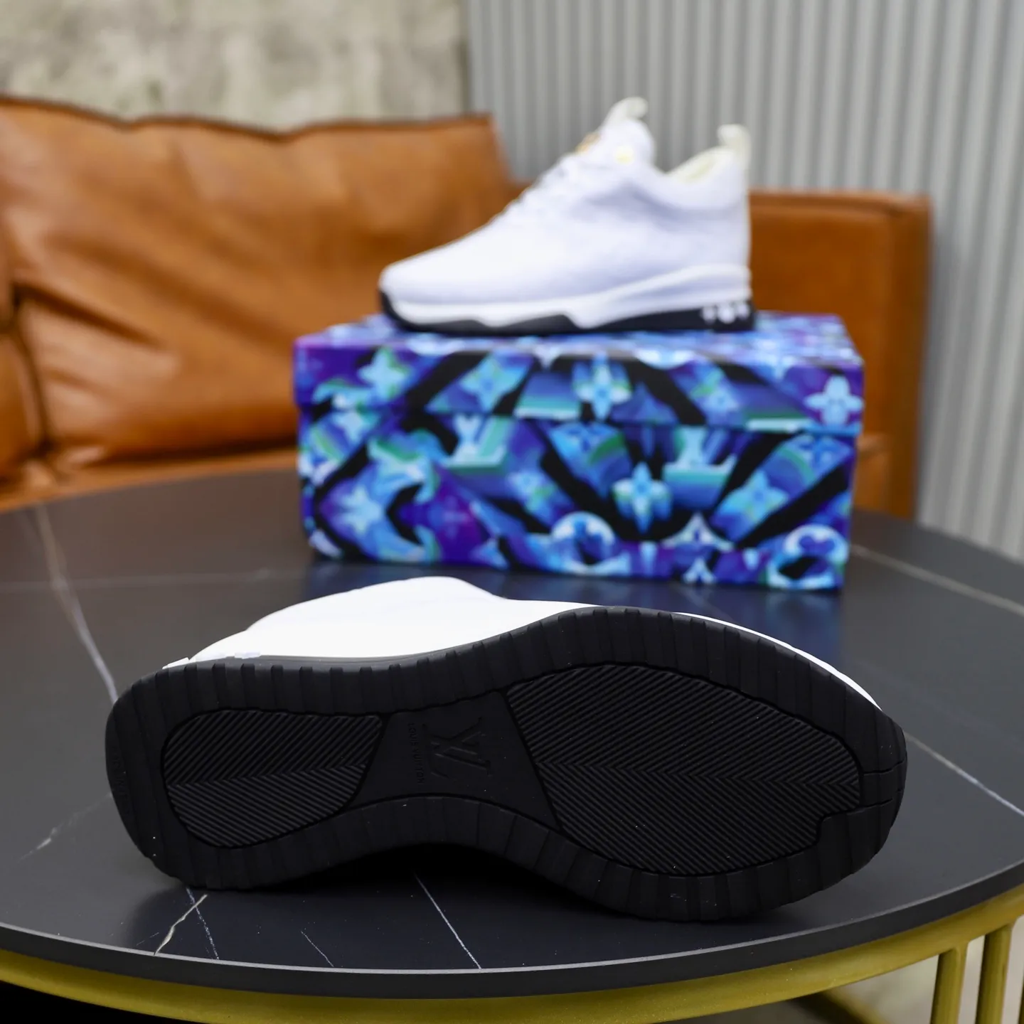 Factory price: 520💰【LV】Louis Vuitton is a high-end brand of men's shoes, new models on the market, top luxury brand, the latest fashionable casual men's shoes, trendy and versatile style, relaxed and sporty style, calfskin upper and ultra-fine workmanship. The original personalized fashionable rubber wear-resistant outsole is light and comfortable on the foot. Code number: 39-44 (45, 46 customized)